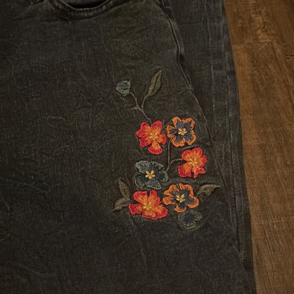 COPY - ⭐️Cello Jeans All Shorts & Jeans $12 or 2x$20 -Bundle & Offer! - Picture 2 of 3